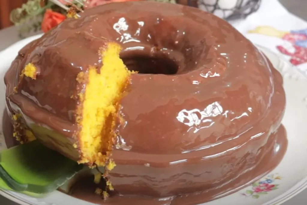 Bolo de cenoura com cobertura de Chocolate simples e rápido