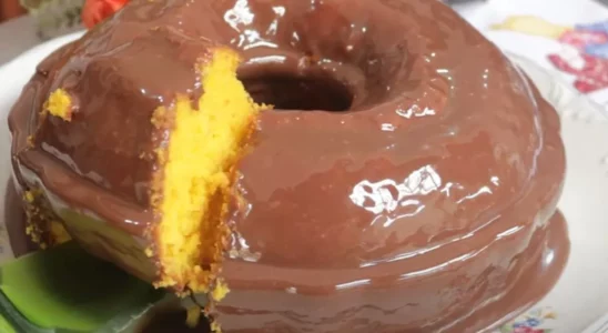 Bolo de cenoura com cobertura de Chocolate simples e rápido