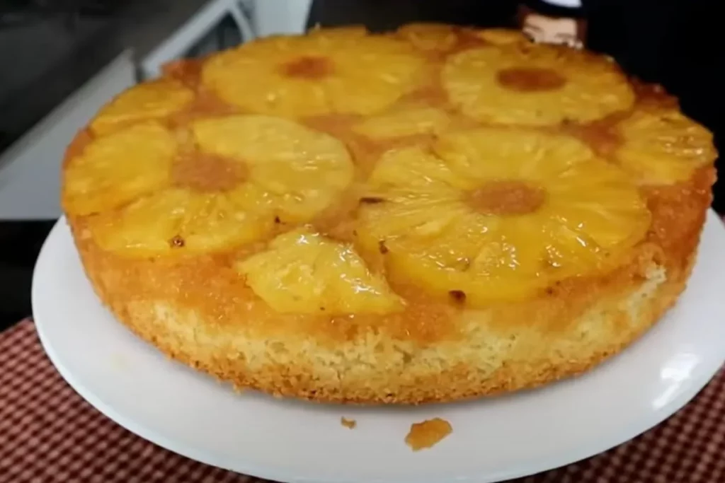 Bolo de abacaxi delicioso, simples e fácil