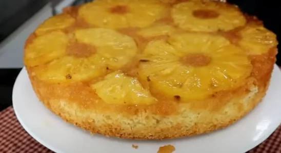 Bolo de abacaxi delicioso, simples e fácil