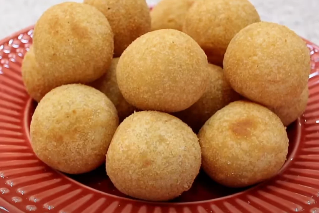 Bolinha de queijo: aprenda a fazer esse petisco