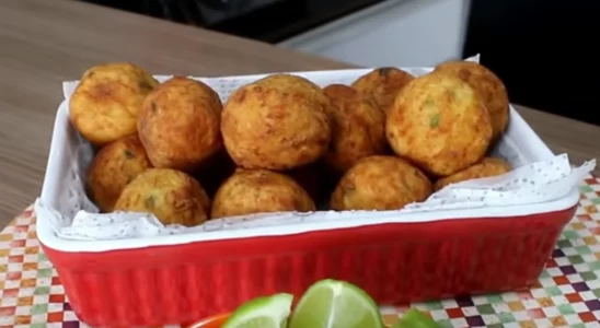 Bolinho de bacalhau: aprenda a fazer essa delícia