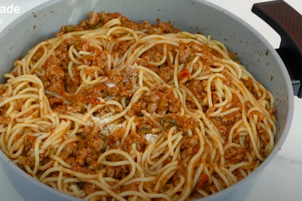 Macarrão com carne moída deliciosa