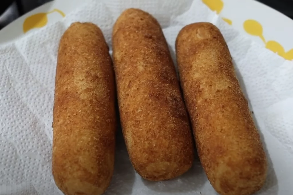 Salsicha empanada crocante e deliciosa