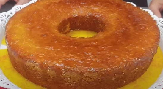 Bolo de laranja com calda de laranja: é uma receita imperdível