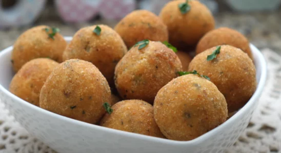 Bolinho de frango receita deliciosa e fácil