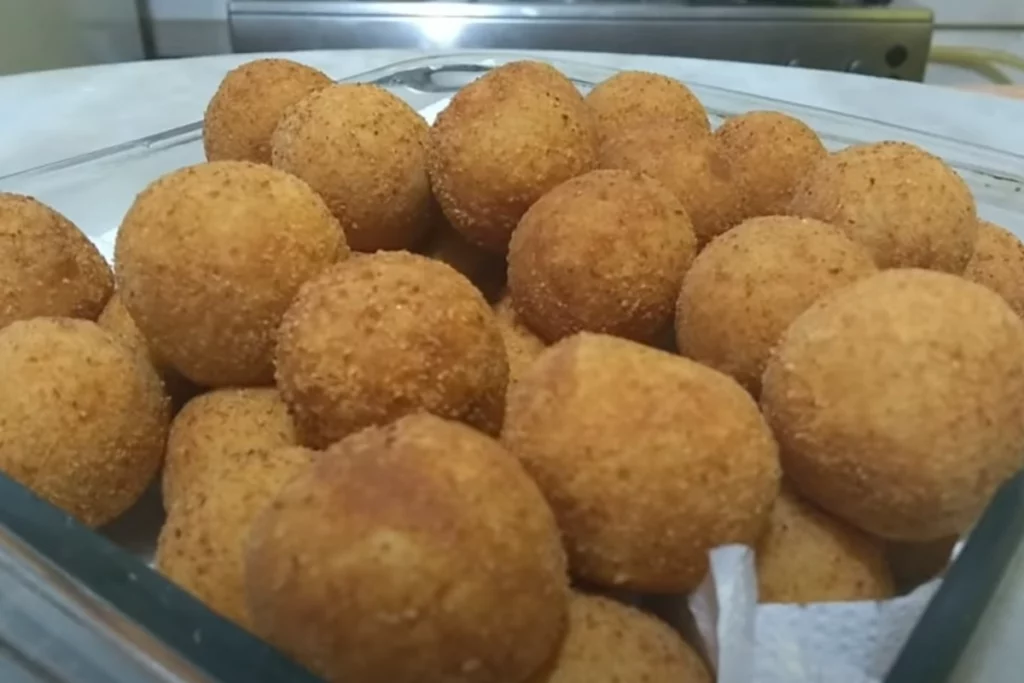 Bolinho de queijo com presunto simples e fácil