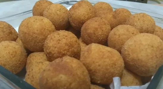 Bolinho de queijo com presunto simples e fácil