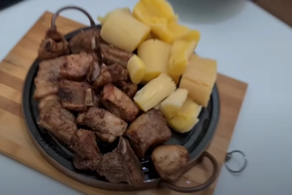 Costelinha com mandioca saboroso e delicioso