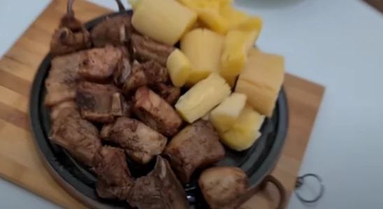 Costelinha com mandioca saboroso e delicioso