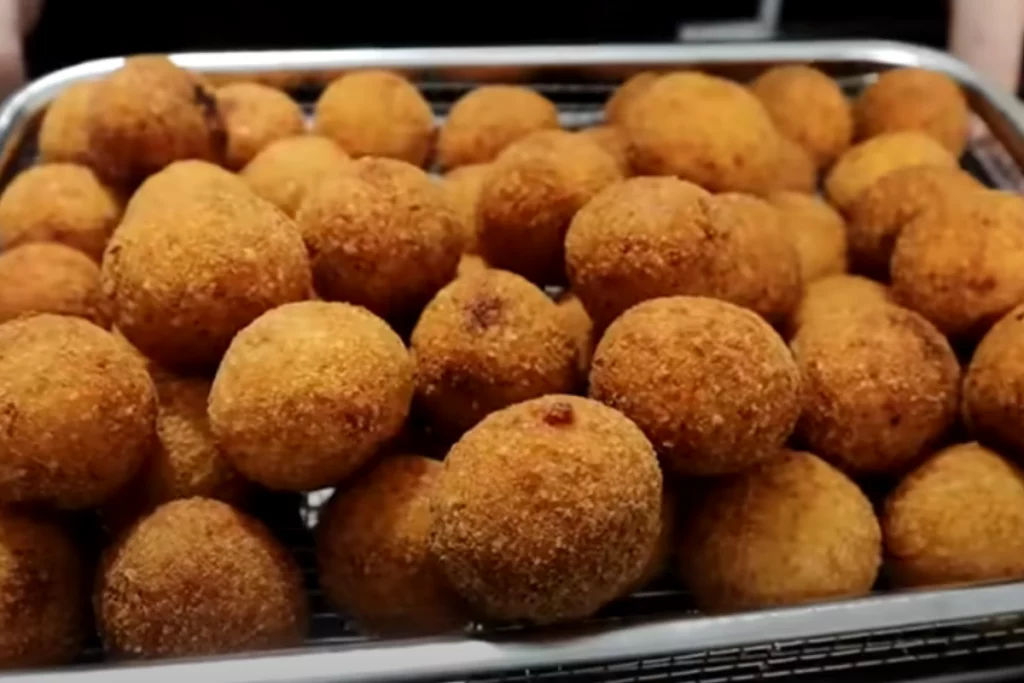 Bolinho de arroz com queijo