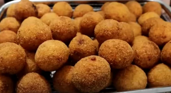 Bolinho de arroz com queijo