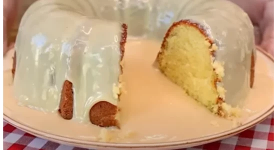 Bolo de baunilha com calda de baunilha