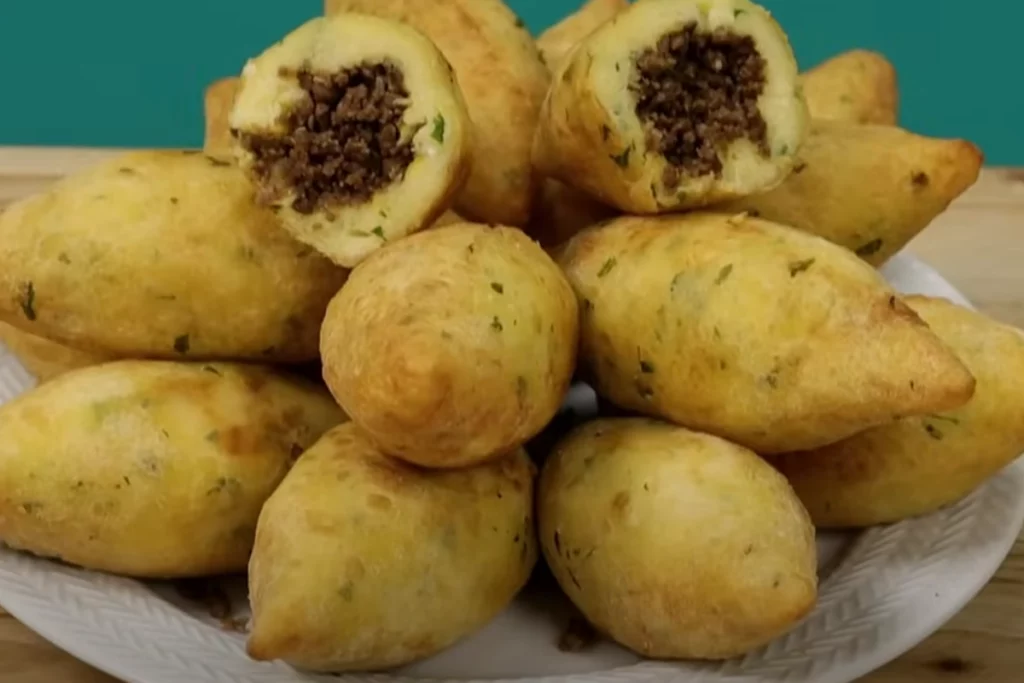 Bolinho de mandioca com carne moída