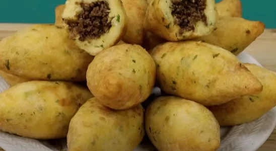 Bolinho de mandioca com carne moída