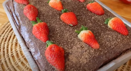 Bolo de chocolate com morango