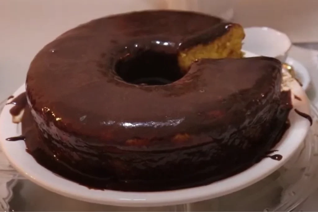 Bolo de milho com cobertura de chocolate