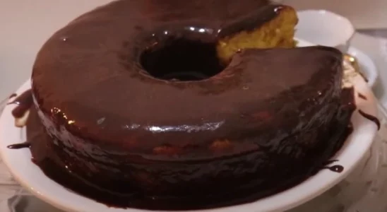 Bolo de milho com cobertura de chocolate