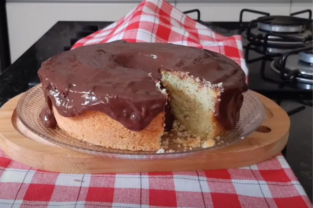 Bolo de limão com cobertura de chocolate