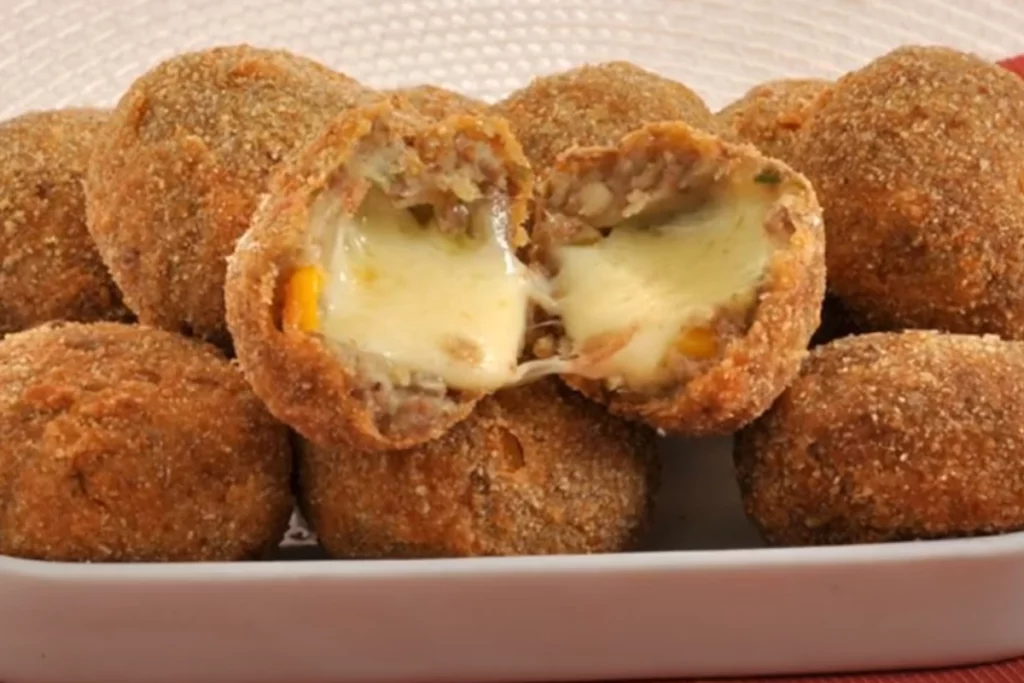 Croquete de carne moída com queijo