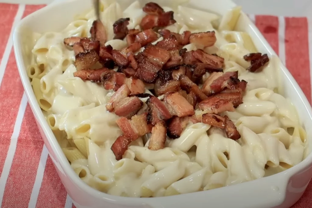 Macarrão ao molho branco com bacon