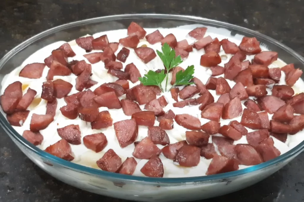 Macarrão ao molho branco com calabresa