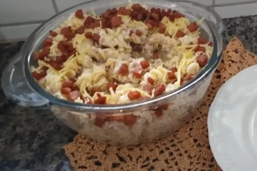 Macarrão com creme de leite e calabresa