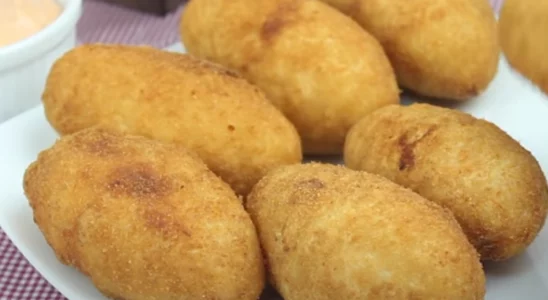 Bolinha de calabresa com queijo