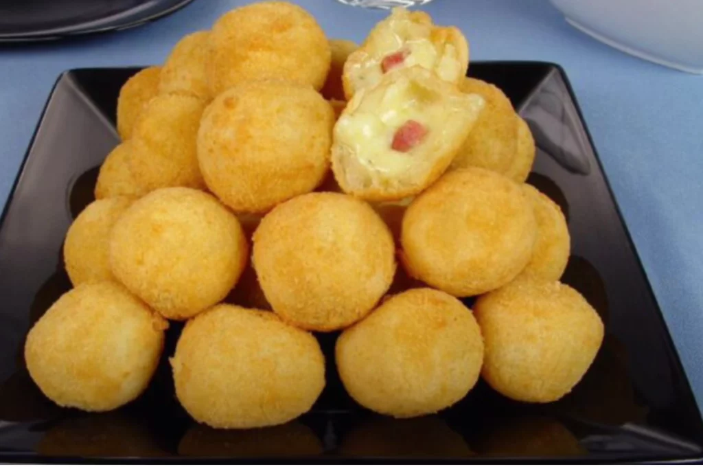 Bolinhas de queijo com bacon