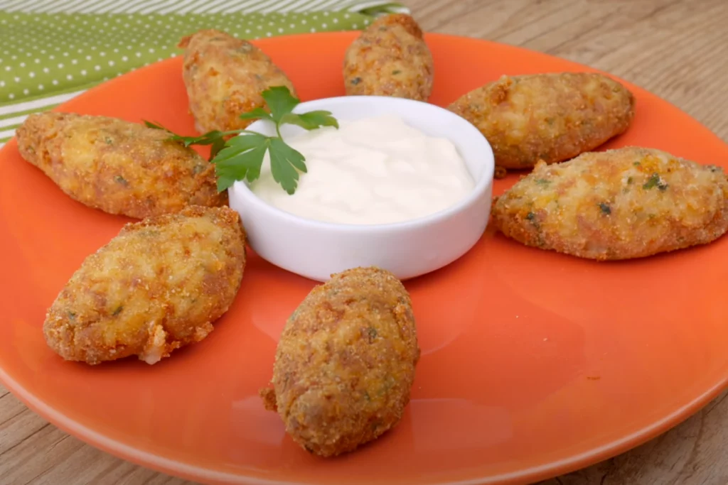 Bolinho de arroz com queijo e calabresa