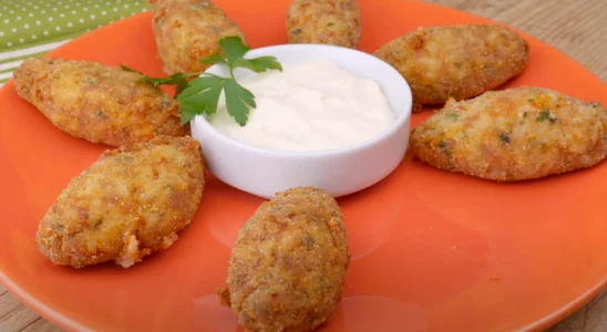 Bolinho de arroz com queijo e calabresa