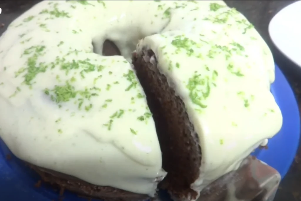 Bolo de Chocolate com cobertura de limão