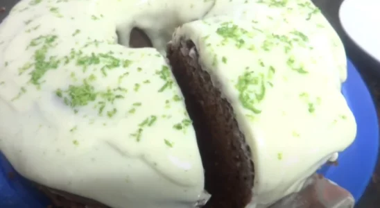 Bolo de Chocolate com cobertura de limão