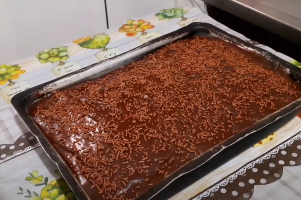 Bolo de coco com cobertura de chocolate