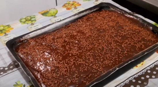 Bolo de coco com cobertura de chocolate