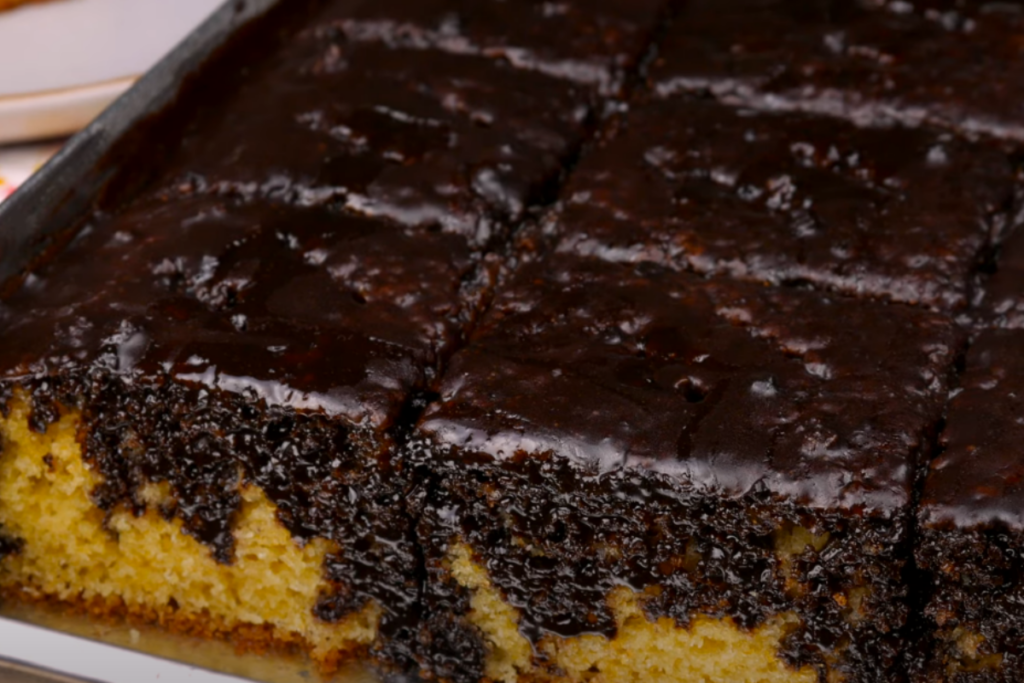 Bolo de fubá com cobertura de chocolate