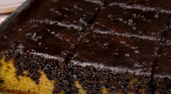 Bolo de fubá com cobertura de chocolate