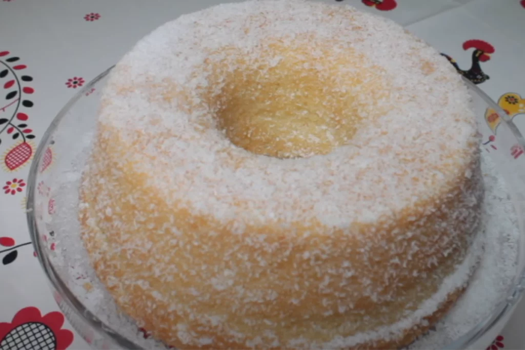 Bolo de limão com cobertura de coco ralado