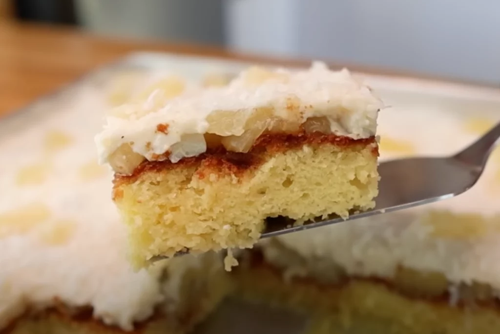 Bolo gelado de abacaxi com coco uma delícia