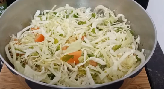 Salada de repolho cru muito simples