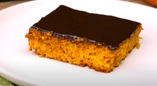 Bolo de cenoura com aveia e cobertura de chocolate