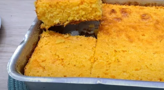 Bolo de milho com coco uma delícia caseira