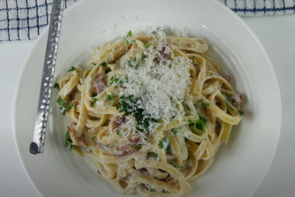 Macarrão com bacon ao molho branco