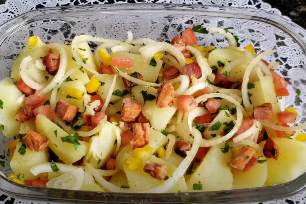 Salada de batata com bacon saborosa para seu almoço