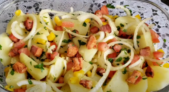 Salada de batata com bacon saborosa para seu almoço