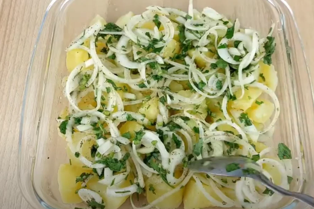 Salada de batata com cebola para seu almoço