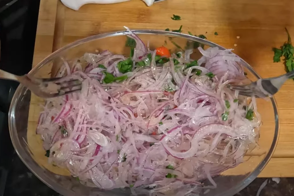 Salada de cebola roxa para churrasco