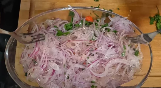 Salada de cebola roxa para churrasco