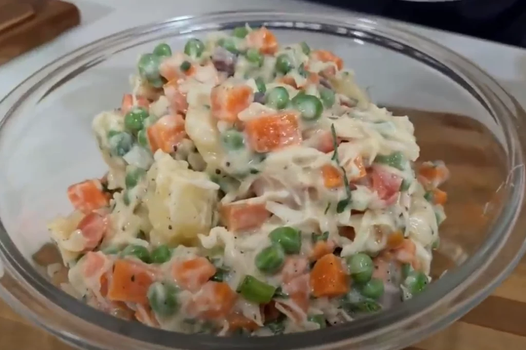 Salada de repolho com batata para seu jantar ou almoço