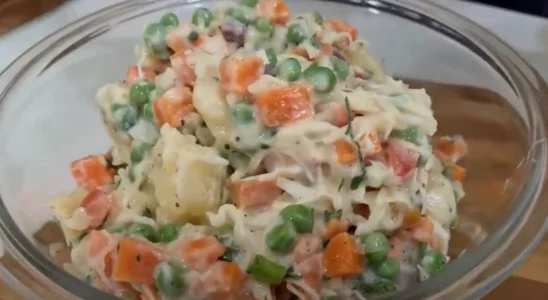 Salada de repolho com batata para seu jantar ou almoço